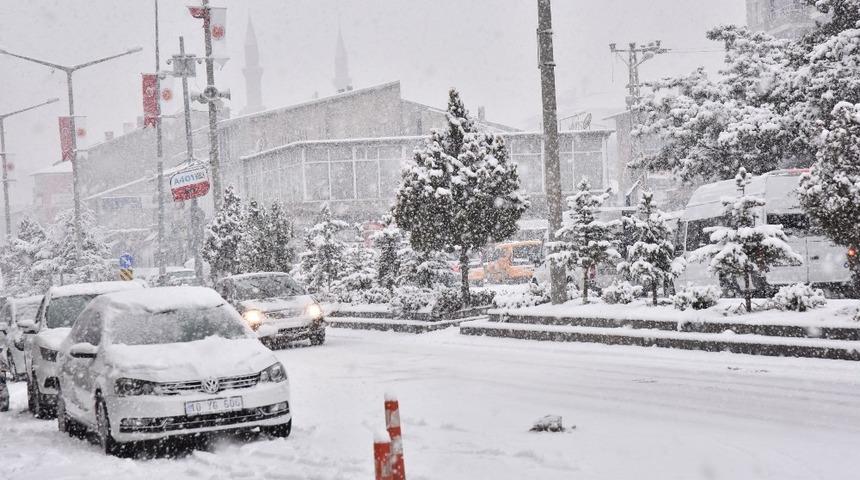 Ahlat&rsquo;ta kar yağışı