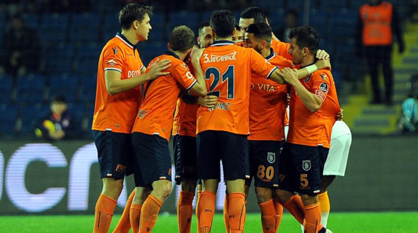 Başakşehir 3 sezondur devreleri lider kapatıyor