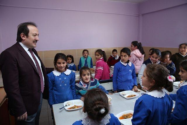 Vali Pehlivan Besi ve Süt Hayvancılığı İşletmesini ziyaret etti