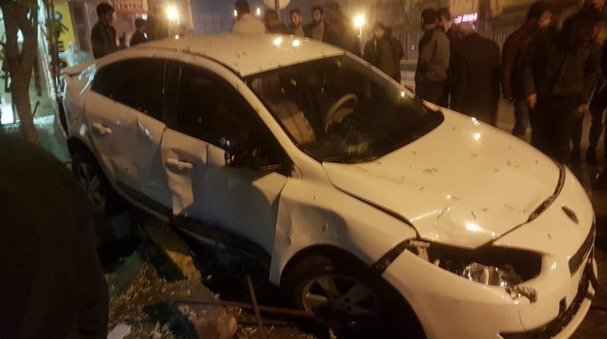 Otomobil yayalara &ccedil;arptı: 4 yaralı