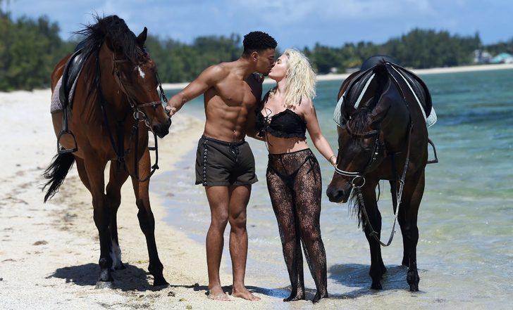 Seksi bikinisiyle at üzerinde!  G3