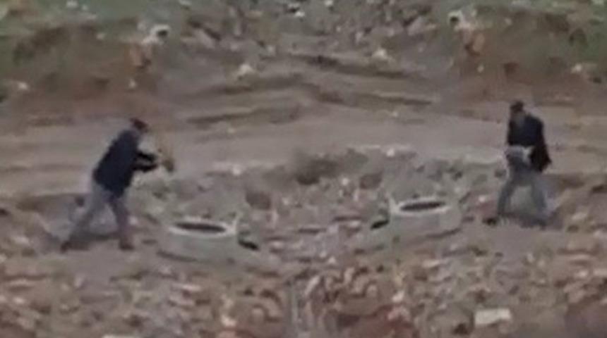 Batman'da herkesi şoke eden görüntü! Rögarı taşla doldurup...