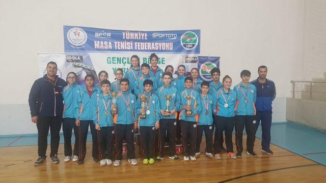 Kocasinan’ın masa tenisi takımları turnuvaya damga vurdu