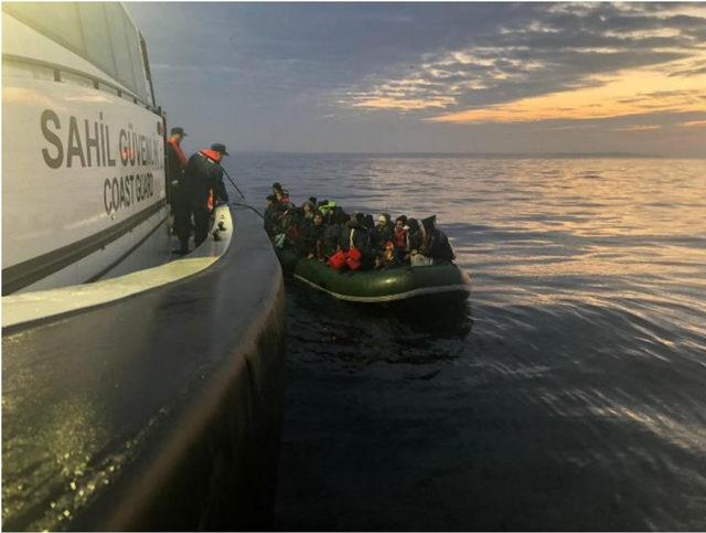 Enez'de lastik botta 47 kaçak göçmen yakalandı