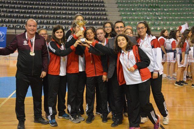 Denizli’de basketbol şampiyonları kupalarını aldı