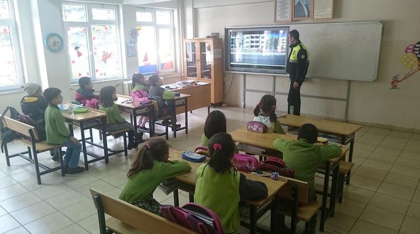 İlkokul &ouml;ğrencilerine trafik eğitimi