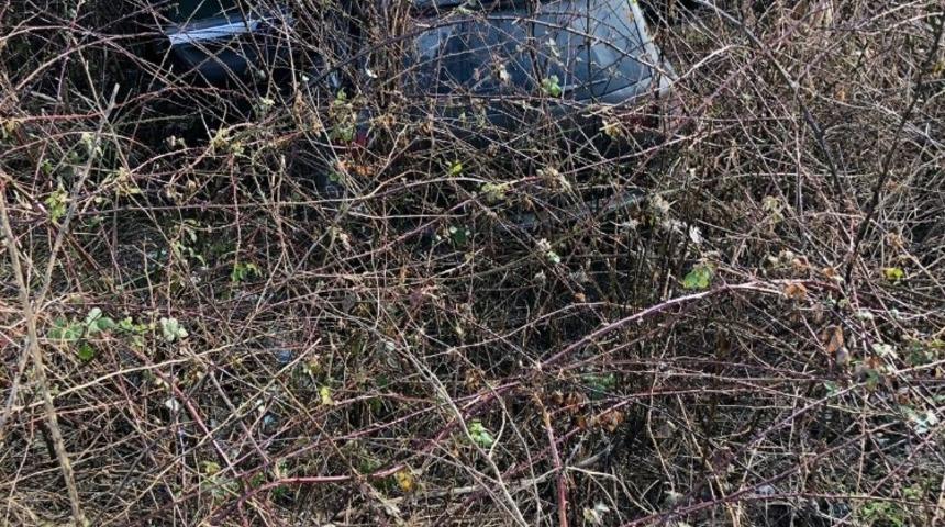 Otomobil dere yatağına u&ccedil;tu, 2 yaralı