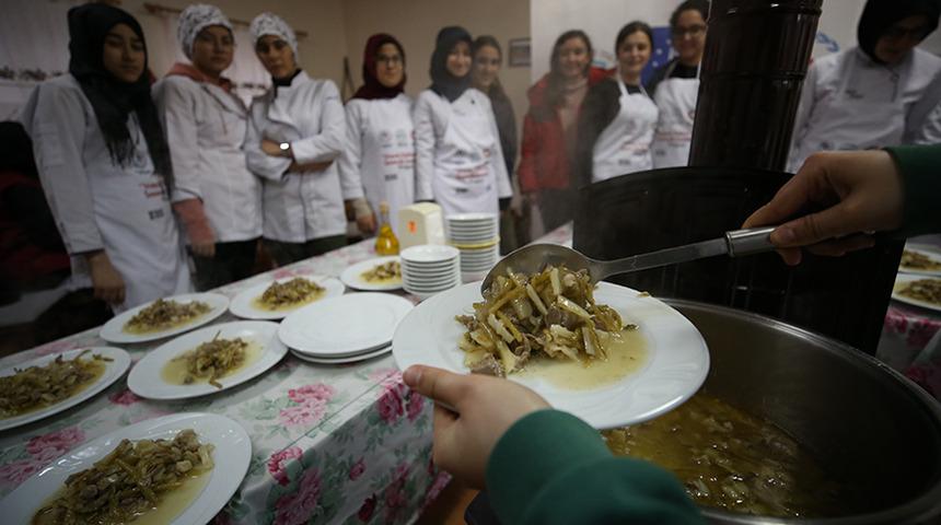 Unutulmaya yüz tutmuş yemekleri köylü kadınlardan öğreniyorlar