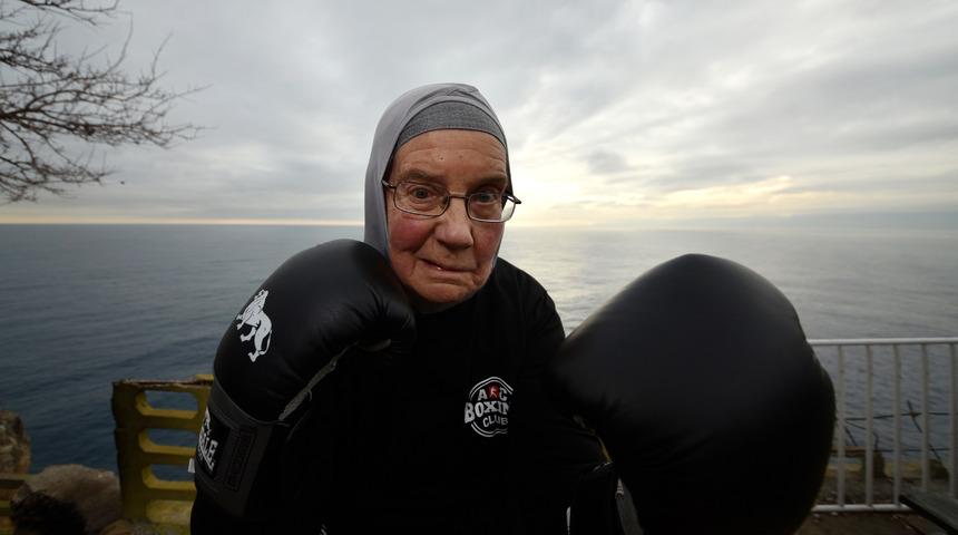 Hastalığı ilerledi, eldiveni takıp ringe çıktı