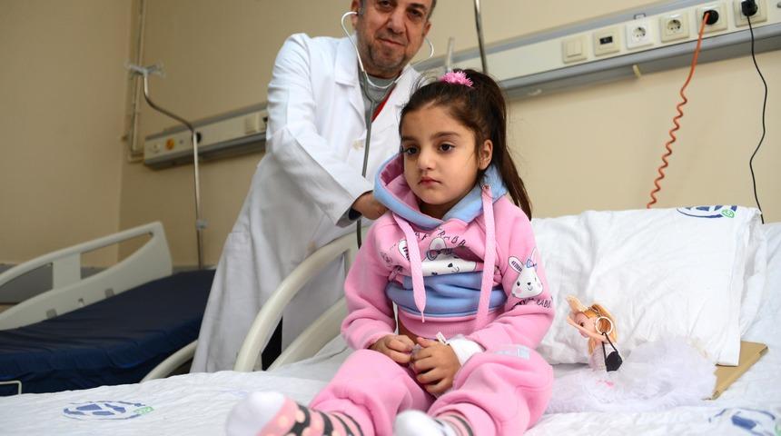 Minik Esma'ya &ccedil;ifte kalp kapak&ccedil;ığı