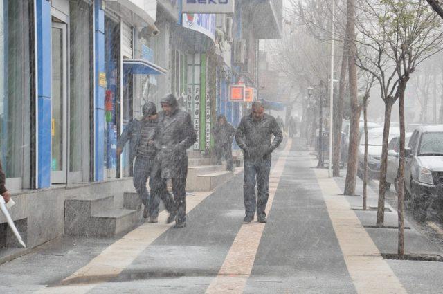 Siirt’te kar yağışı etkili oldu