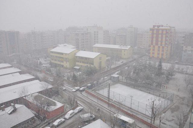 Siirt’te kar yağışı etkili oldu