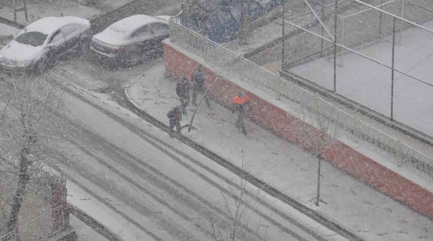 Siirt&rsquo;te kar yağışı etkili oldu