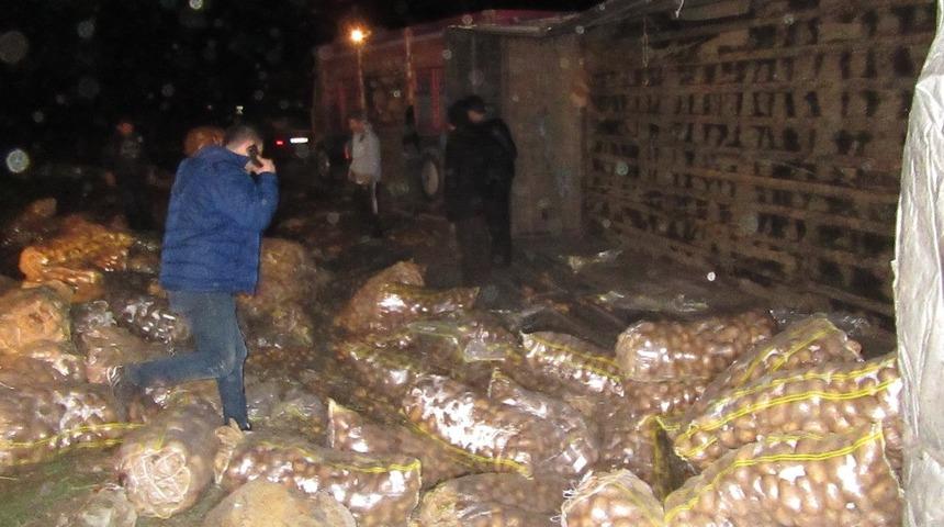 Patates y&uuml;kl&uuml; kamyon devrildi, 1 yaralı