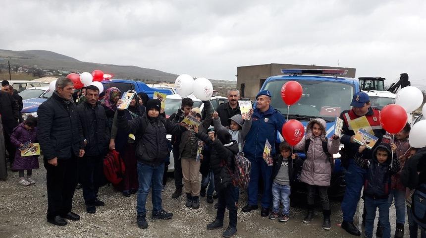 Jandarma ekipleri &ouml;ğrenci servislerini denetledi