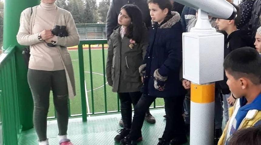 &Ccedil;ocuklar kuşları g&ouml;zlemledi