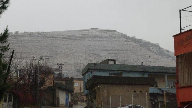 Gercüş’e mevsimin ilk karı yağdı