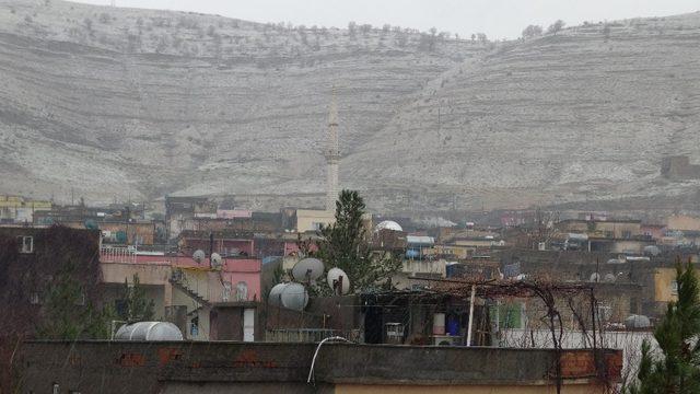 Gercüş’e mevsimin ilk karı yağdı