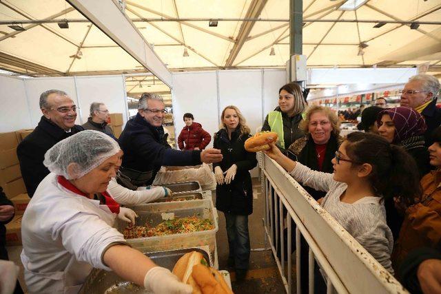 Hamsi şöleninde 5 ton hamsi dağıtıldı, İzmirliler hamsiye doydu