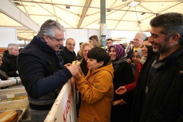 Hamsi şöleninde 5 ton hamsi dağıtıldı, İzmirliler hamsiye doydu