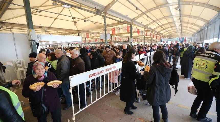 Hamsi ş&ouml;leninde 5 ton hamsi dağıtıldı, İzmirliler hamsiye doydu