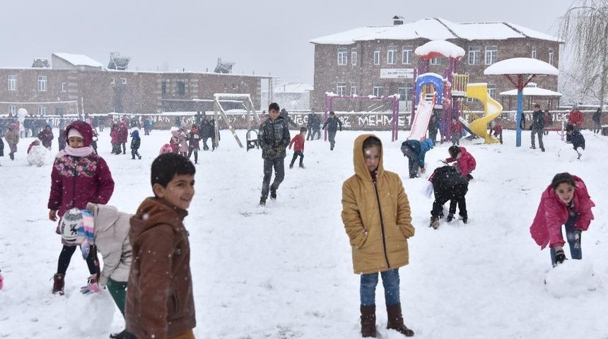 Ahlat&rsquo;ta eğitime yarım g&uuml;n ara verildi