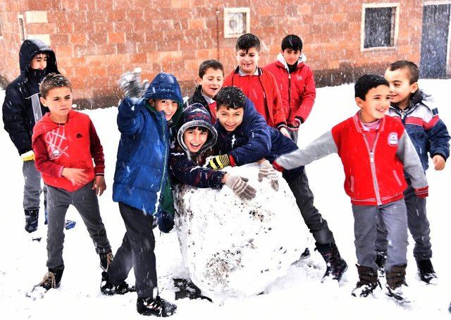 Kar yağışı en çok çocukları sevindirdi