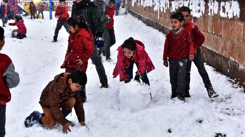 Kar yağışı en &ccedil;ok &ccedil;ocukları sevindirdi