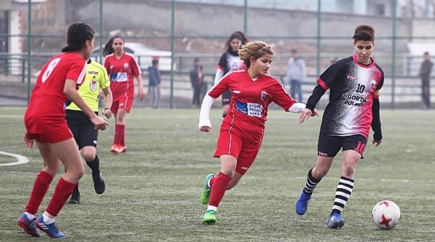 Bayanlar ma&ccedil;ında kırmızı kartlar hava u&ccedil;uştu