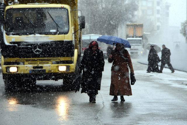 Van'da kar yağışı uçak seferlerini iptal etti