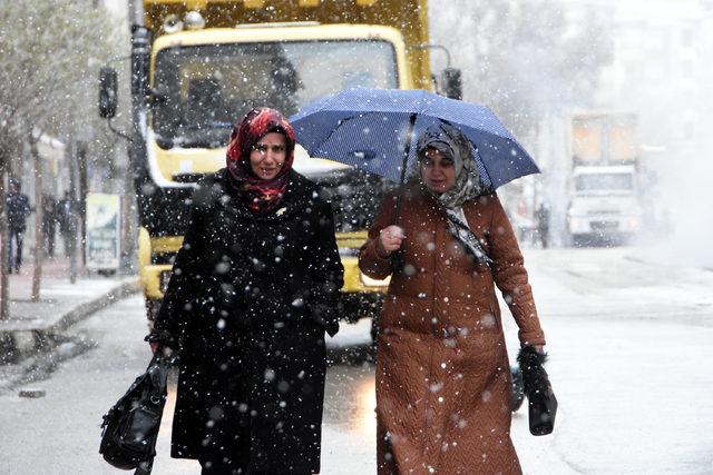 Van'da kar yağışı uçak seferlerini iptal etti