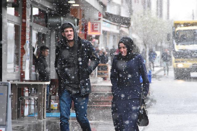 Van'da kar yağışı uçak seferlerini iptal etti