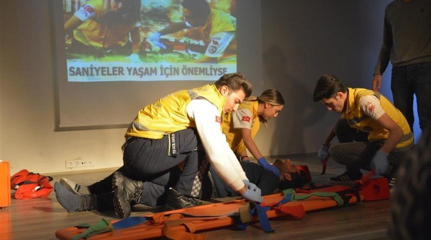 &Uuml;niversite &ouml;ğrencilerine ilk yardım eğitimini