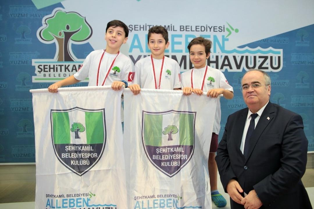 Geleneksel y&uuml;zme yarışlarında y&uuml;zlerce sporcu m&uuml;cadele etti