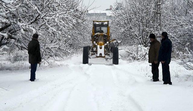 Ahlat Belediyesinden yol açma çalışması