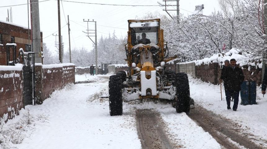 Ahlat Belediyesinden yol a&ccedil;ma &ccedil;alışması