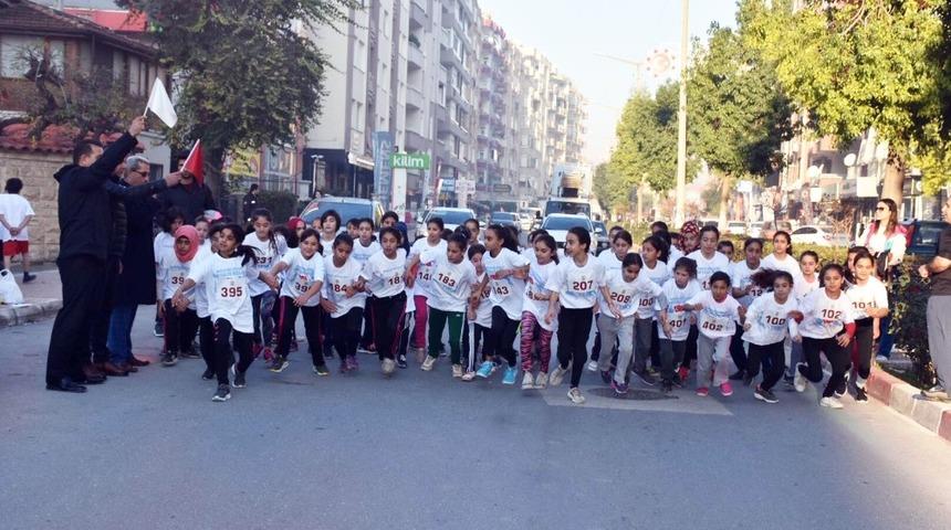 &Ouml;ğrenciler, "kurtuluş" i&ccedil;in koştu