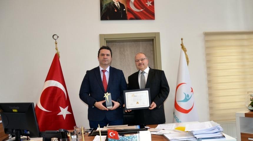 İl Sağlık M&uuml;d&uuml;rl&uuml;ğ&uuml;ne &lsquo;Yılın Yenilik&ccedil;i Uygulaması&rsquo; &ouml;d&uuml;l&uuml;