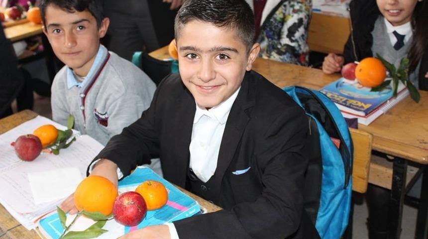 Saray Belediyesinden &ouml;ğrencilere meyve