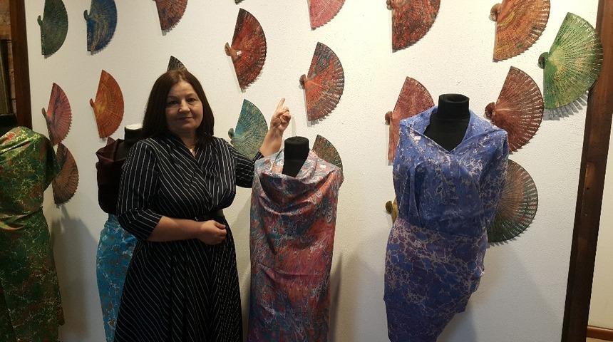 Ebru sanatı kıyafet ve aksesuarlara yansıdı