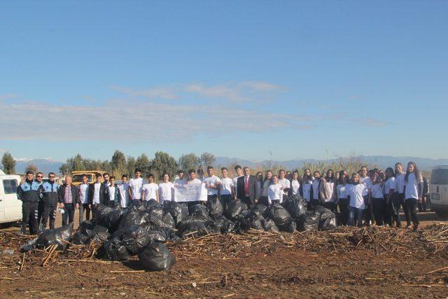 Öğrenciler doğada çöp topladı