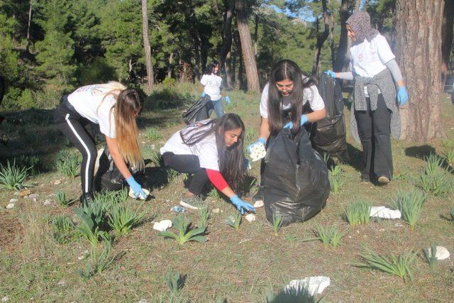 Öğrenciler doğada çöp topladı