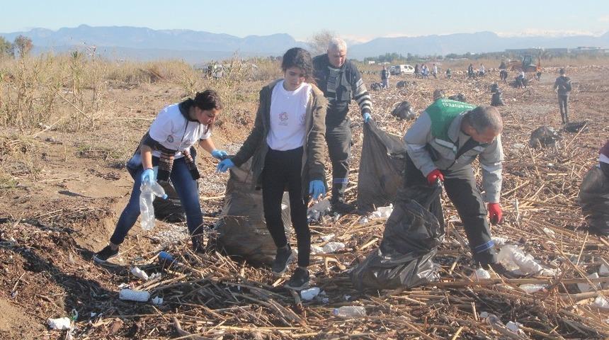 &Ouml;ğrenciler doğada &ccedil;&ouml;p topladı