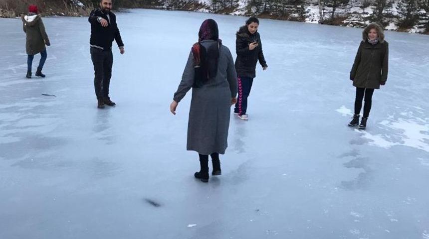 Topuk Yayla G&ouml;leti buz tuttu