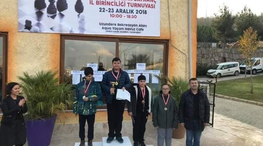 Aliağa&rsquo;nın altın &ccedil;ocuğu Atakan Bi&ccedil;er, birincilik koltuğunu bırakmıyor