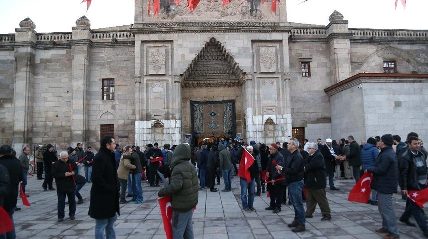 Sabah namazında Mehmet&ccedil;ik ve yemen i&ccedil;in duada buluştular