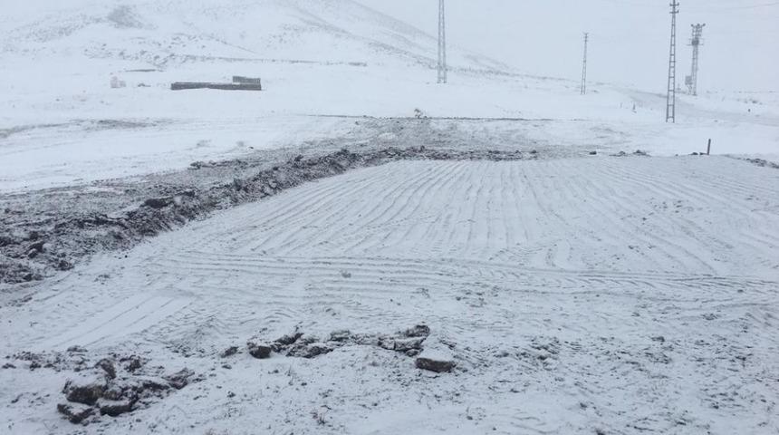 &Ccedil;aldıran&rsquo;a doğal buz pateni pisti