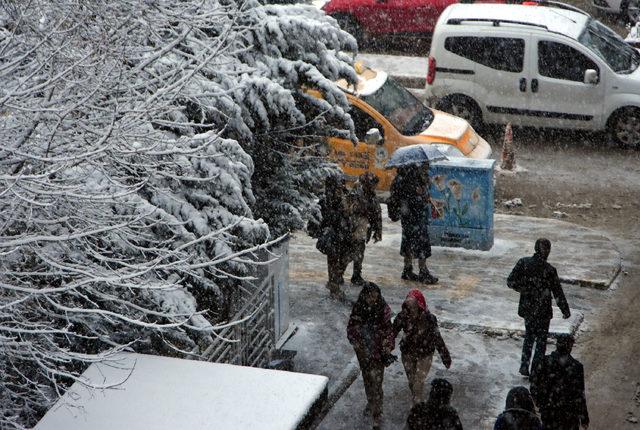 Van'da kar yağışı uçak seferlerini iptal etti (2)