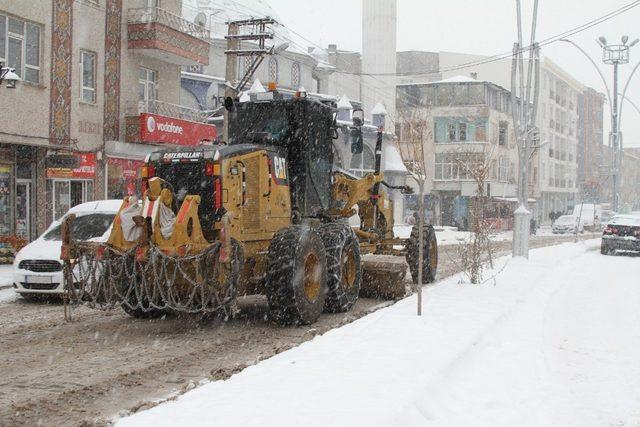 Van’da 295 yerleşim yeri ulaşıma kapandı