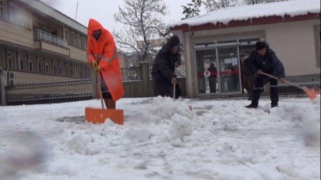 Muş’ta 100 köy yolu ulaşıma kapandı